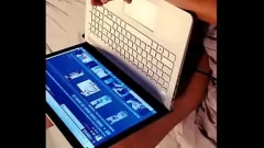Abspielen Latina-Teenie zeigt ihre Titten und ihre Muschi, während sie sich im Bett verifiziert