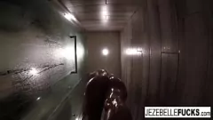 تشغيل متعة وقت الاستحمام المنفرد لـ Jezebelle Bond: الهرة والثدي والحمار