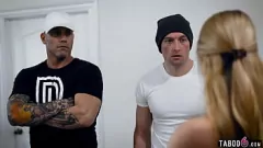 Jouer L'atleta succosa regala alla MILF Sarah Vandella una scopata hardcore in ufficio
