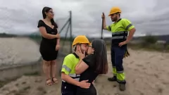 Redare Hard Hat Honey: Un adolescent curios este umplut cu ciment de un muncitor în construcții