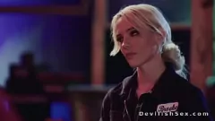Reproducir Nena rubia revestida de medias se pone hardcore