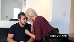 Reproducir La rubia tetona Nina Elle se pone hardcore con el hijo de la familia en la familia Taboo