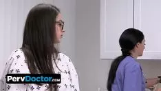 تشغيل الطفل الثمين مع الثدي لطيف والنظارات السفر إلى الطبيب ودهن كفه بالوشم تطويق المال القذر