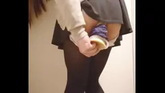 Reproducir La zorra japonesa se intima con el consolador en público
