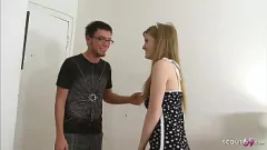 Jouer La prima volta di Freckled Teen Faye Reagan con il grande cazzo di Justin Magnum