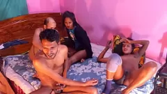Odtwórz Hardcore Group Sex Treache z gorącą żoną Popy Khatun i przyjaciółmi