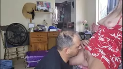 Oynat Üvey beda, yaramaz sarışın üvey kızının sıkı kedi yalamaya direnemez