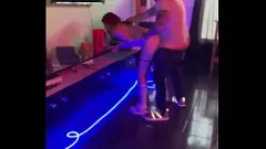 Jouer Guy di consegna diventa cattivo con adolescente in pubblico durante il partito - Argentina's Hottest