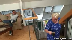Redare Bunica Blondă Busty devine hardcore din spate în realitate