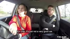 Redare Bruneta busty devine obraznică în POV CAR Sex Meet