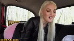 تشغيل ثدي صغير شقراء فاتنة يعطي BJ مكثفة ويحصل على كس مارس الجنس في سيارة أجرة