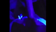 Reproduzir Loira glamourosa dá boquete emocionante em Blacklight