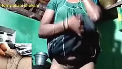 Reproducir Diversión amateur al aire libre: adolescente cachondo Shakshi con grandes tetas y coño peludo