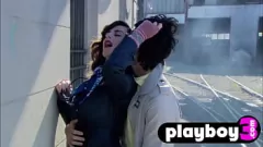 Reproducir Big Tits MILF obtiene una acción lesbiana hardcore con vecino rubio perverso