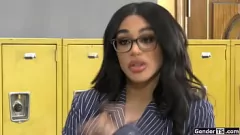 Jouer Eva Maxim: Latina Shemale Insegnante dà hardcore Anal