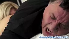 تشغيل مراهقة جميلة تحب النشوة الجنسية