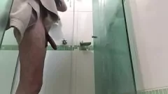 تشغيل لطيف كلية في سن المراهقة الرطب والصابون في الحمام