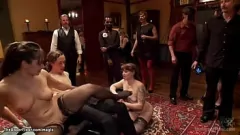 Odtwórz Bądź świadkiem całkowitego poddania się, gdy napaleni niewolnicy oddają cześć ogromnemu kutasowi na szalonej imprezie