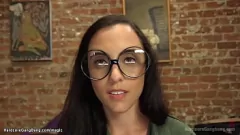 Oynat Tuhaf Bir Sert Sekste Roxanne Rae: Anal ve Grup Orjisinde Büyük Yarakların Hakim Olduğu Tüylü Kedi Öğrencisi