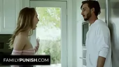 Jouer Il desiderio segreto del fratellastro: scopare la piccola sorellastra Cadence Lux in cucina per buona volontà