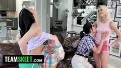 Redare Surorile vitrege obraznice schimbă parteneri și se umplu de spermă fierbinte într-o orgie sălbatică