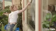 تشغيل إيما ستارليتو الشقراء الصغيرة الساخنة الدوارة في ملحمة الصيف: ندف سكرتيرات، حلق عميق، وحركة Doggystyle مع ستيف هولمز