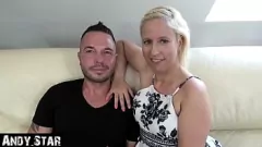 Reproduzir A gostosa loira alemã Jana é fodida pela primeira vez em uma ação de casting, lambidas, boquetes e estilo cachorrinho com Andy Star