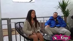 Reproduzir Linda Petite Latina Ruth Pardo surpreende em sua primeira cena pornô com estilo cachorrinho intenso e ação na garganta profunda