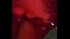 Reproduzir Chupando a bucetinha dela