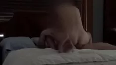 تشغيل امرأة متزوجة تسافر إلى زميل في اللعب