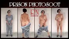 Jouer Snapping dans la maison de la prison. la noble retardée est captive de la prison. elle réussit à se désinvestir devant la caméra de télévision. sortir. enregistrement vidéo de cire