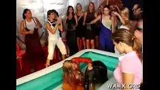 Jouer Lesbo woolgather nella pozzanghera