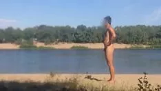Estátua de homem russo nu flutuando, idiota e gozando na população para cada um
