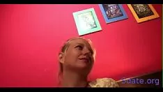 Reproducir La mujer noble con cuernos kiki se baja con una vara grande