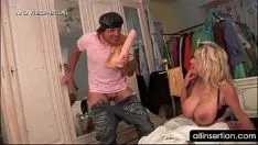 تشغيل Bosomy blond تحصل على قضبان اصطناعية شفط بدلاً من اللثة