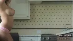 Jouer Milf cornuta si fa scopare grande sashay