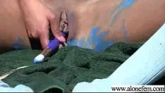 Reproducir Los empujones y las cosas como juguetes sexuales con consoladores usan una señorita caliente vid-13