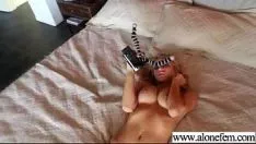 Reproducir Los empujones y las cosas como juguetes sexuales con consoladores usan una señorita caliente vid-14
